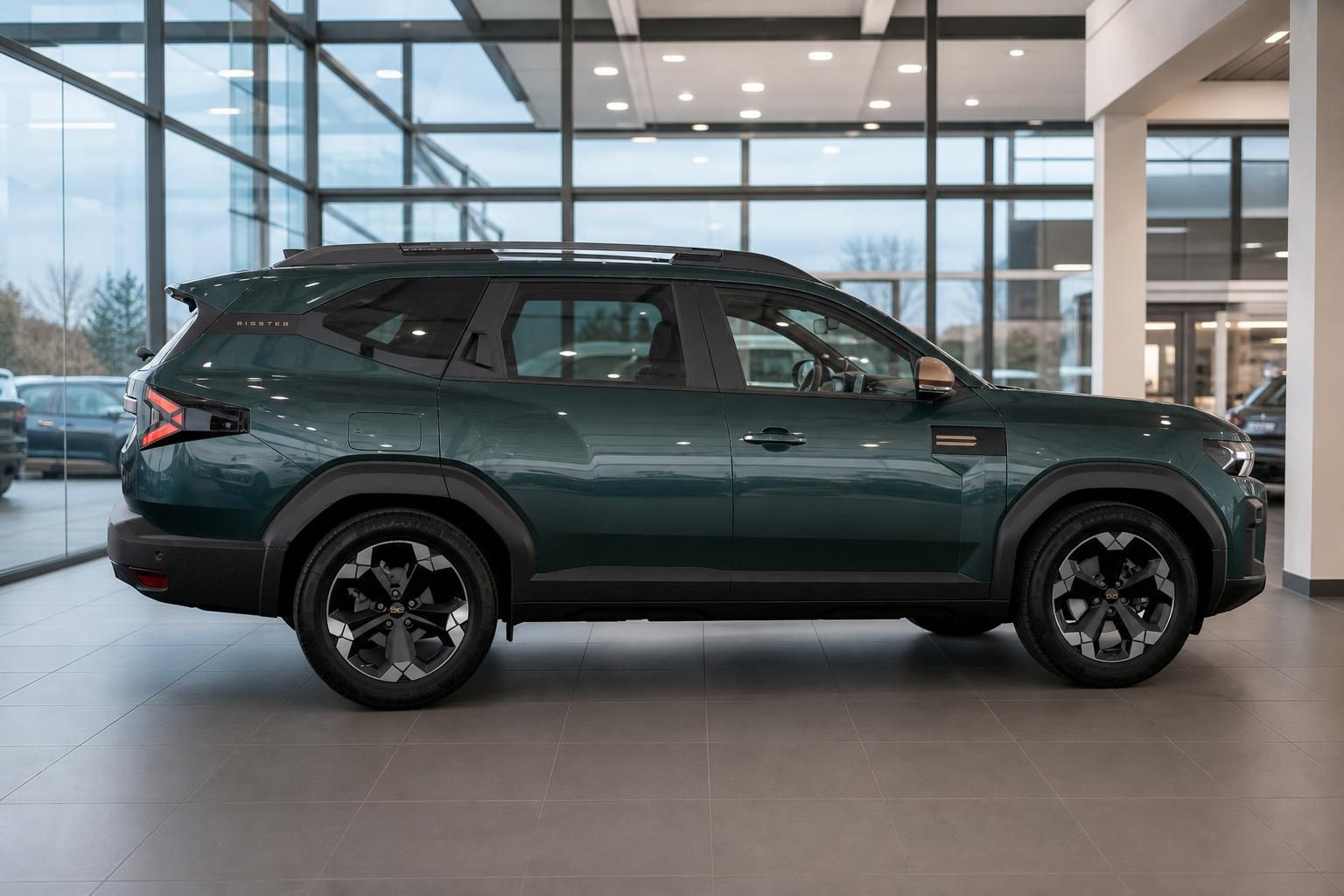 Dacia Bigster SUV in Grün, Seitenansicht im Autohaus