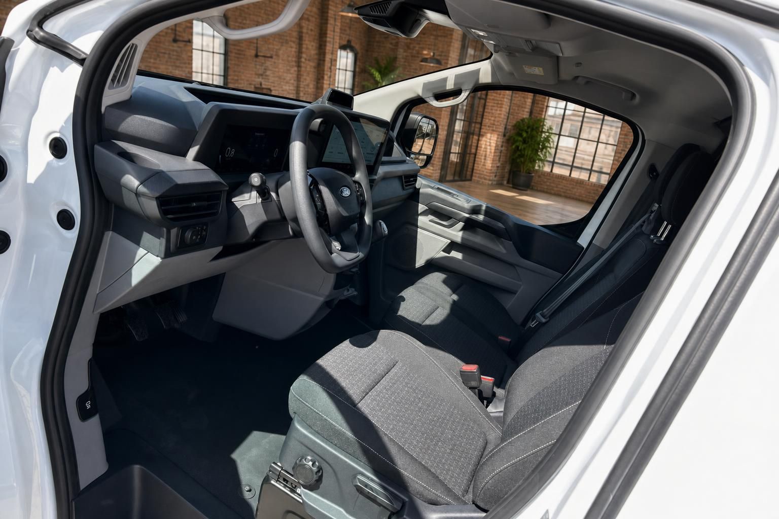 Ford Transit Custom Innenraum Fahrerseite mit Lenkrad, Cockpit und Vordersitzen grau