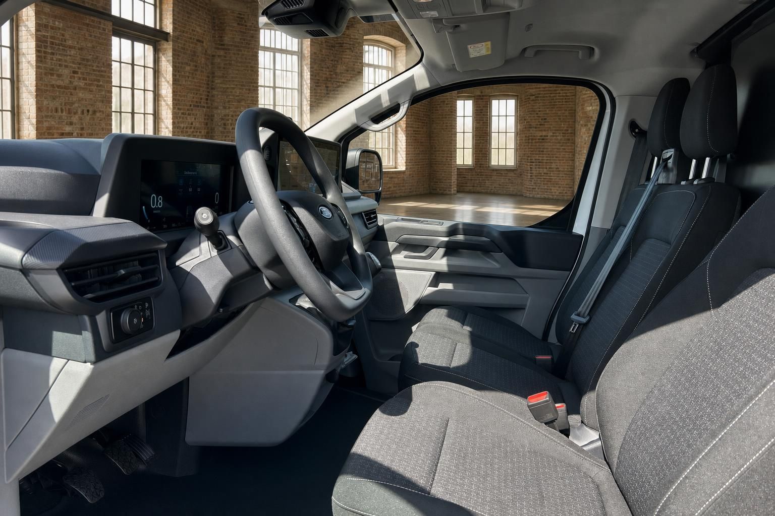Ford Transit Cockpit mit Lenkrad, Digitalinstrumenten und Sitzbank von der Seite