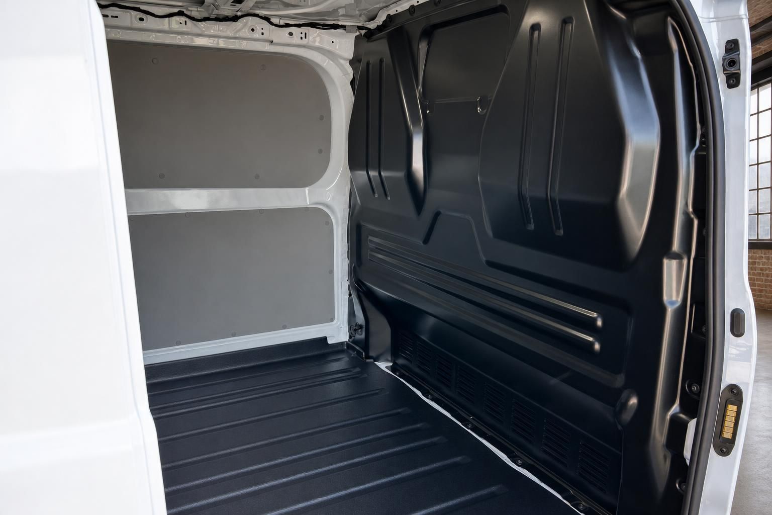 Ford Transit Laderaum innen – leerer Kastenwagen mit schwarzem Ladeboden und weißen Wänden
