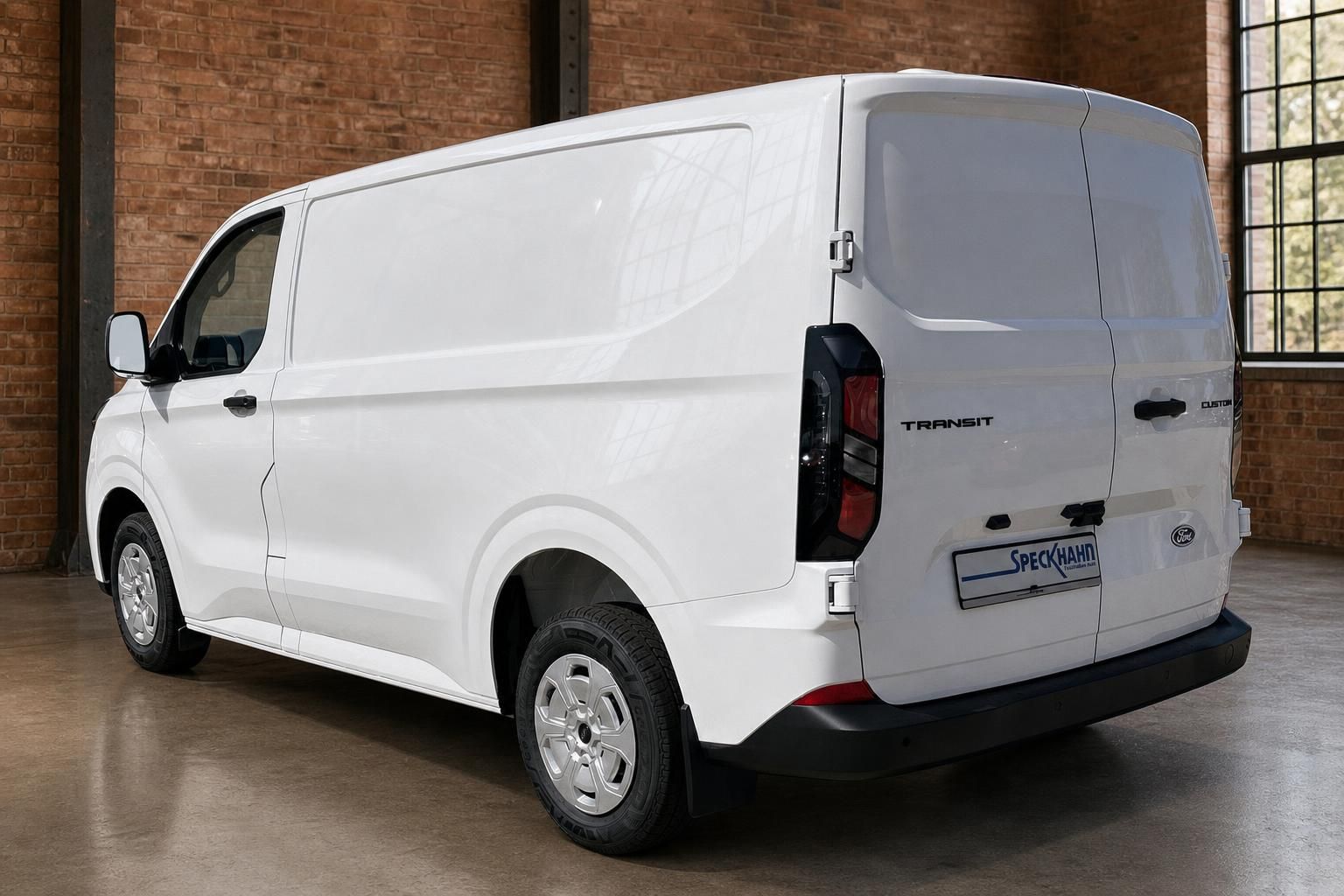 Ford Transit Custom weiss Heckansicht schräg rechts – Kastenwagen Nutzfahrzeug