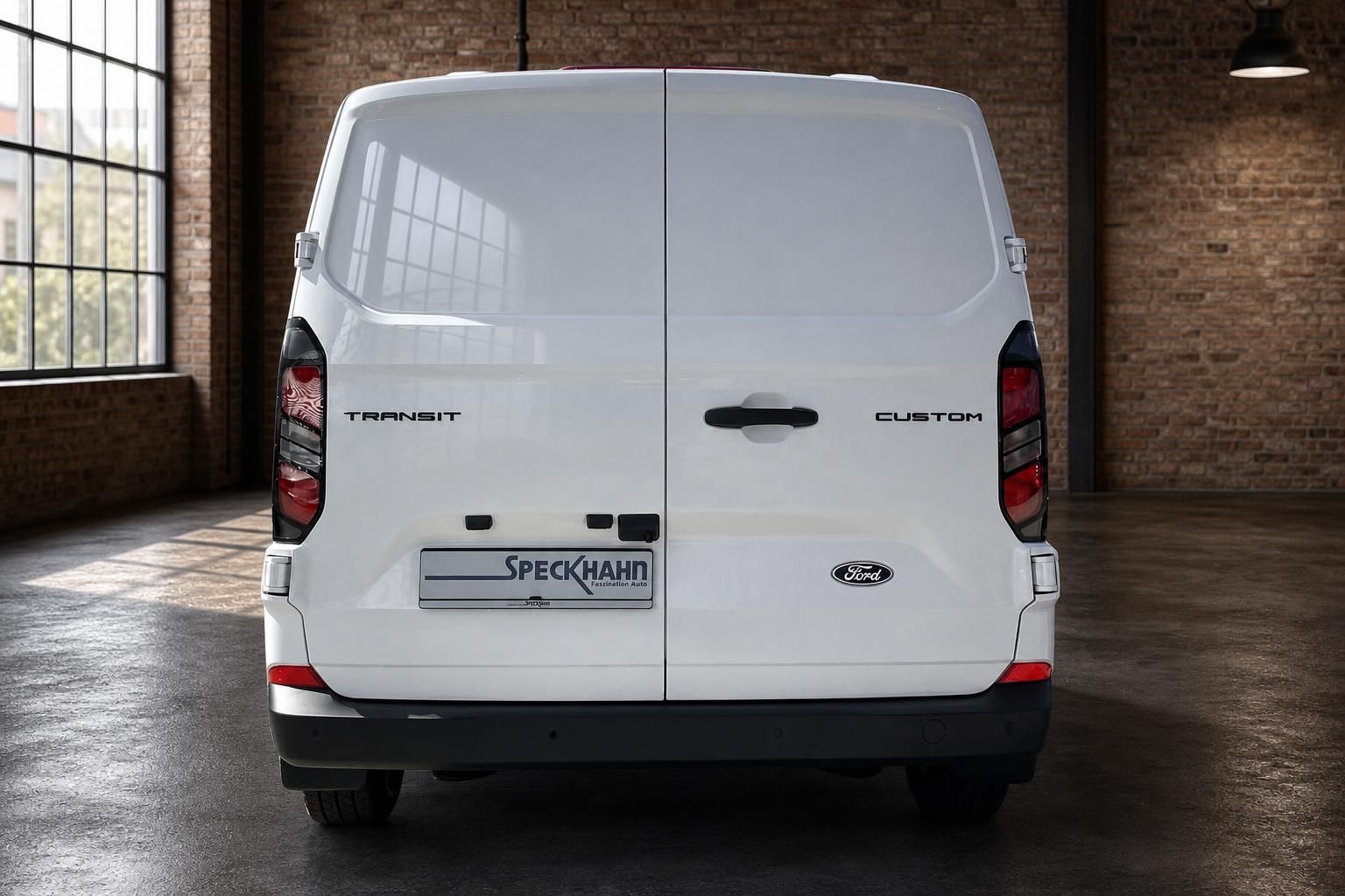 Ford Transit Custom weiss Heckansicht in Industriehalle – Kastenwagen