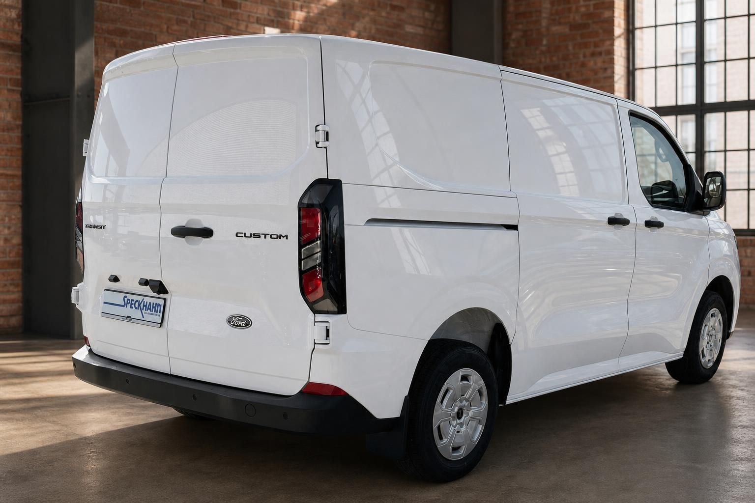 Ford Transit Custom weiss Heckansicht schräg links – Kastenwagen Nutzfahrzeug