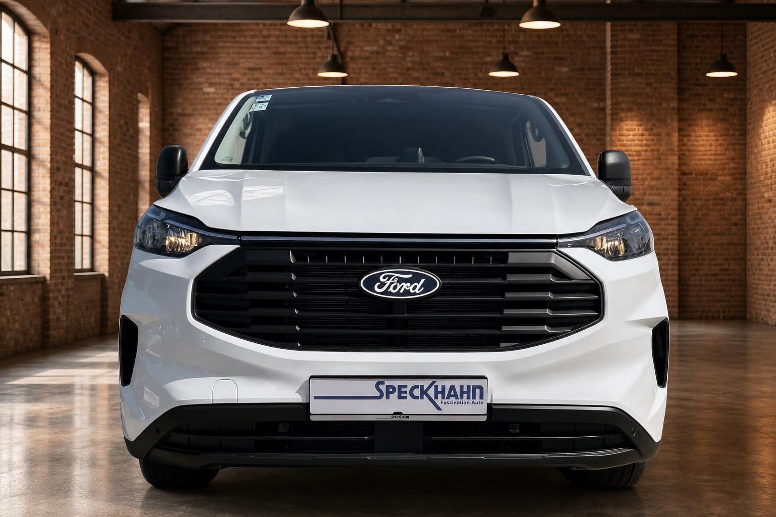 Ford Transit Custom weiß Frontansicht mit Ford-Logo und Speckhahn Kennzeichenhalter