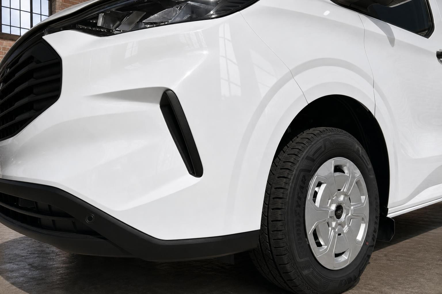 Ford Transit Custom weiß Detailansicht Frontschürze, Stoßstange und Rad vorne links