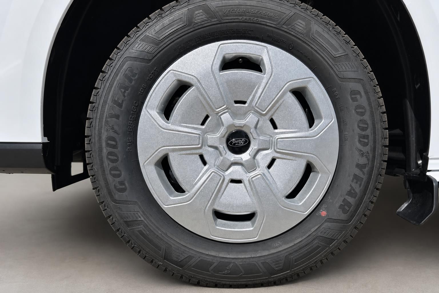 Ford Transit Custom Rad-Detailaufnahme mit Goodyear Vector 4Seasons Cargo Reifen und Stahlfelge