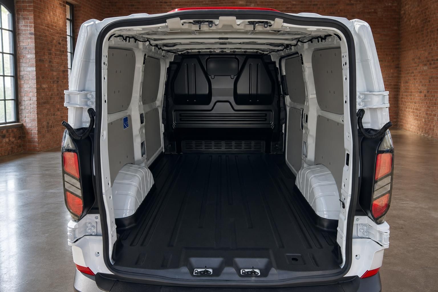 Ford Transit Custom Laderaum geöffnet – geräumiger weißer Cargo-Van Innenraum von hinten