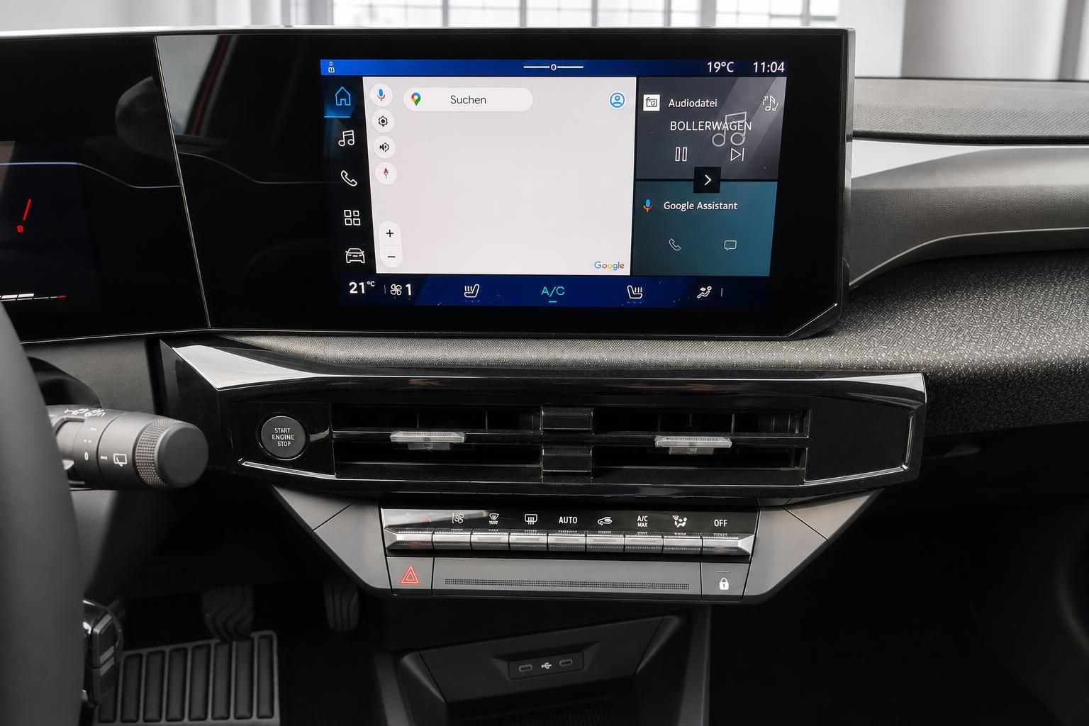 Infotainment-Display mit Navigation und Klimabedienung im Cockpit