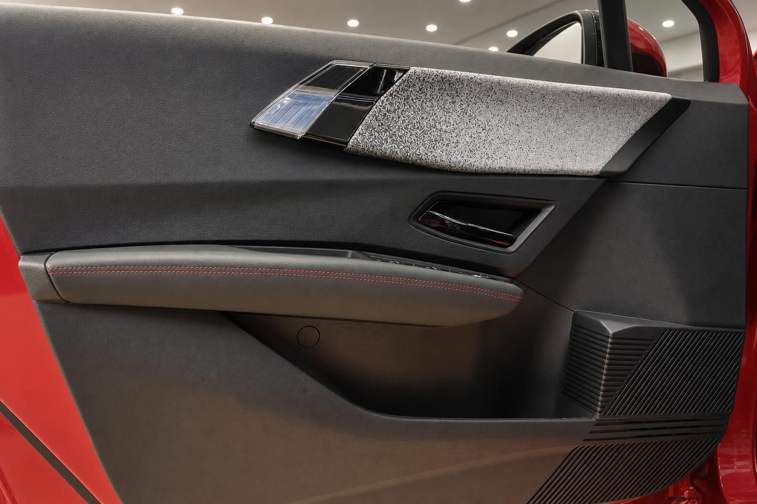 Detailansicht der Türverkleidung mit rotem Ziernaht-Design