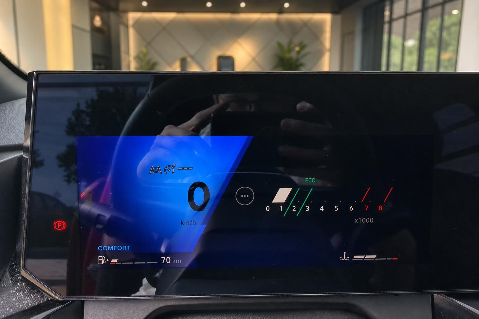 Digitales Kombiinstrument mit Tacho und Drehzahlmesser im Fahrzeug