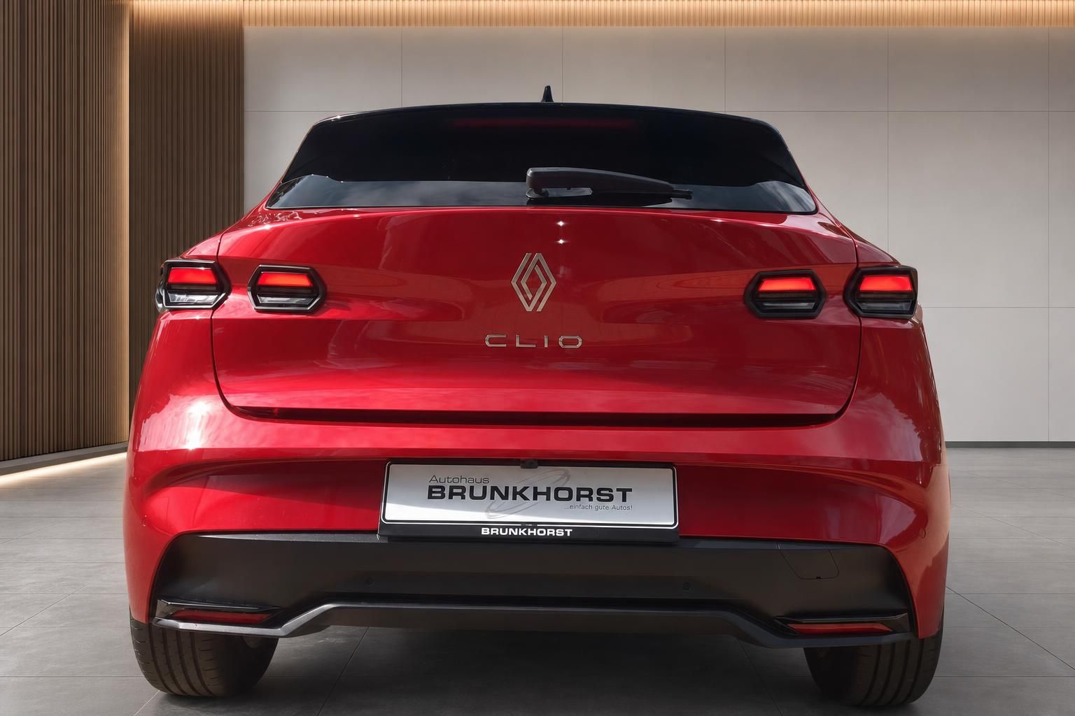 Renault Clio rot Heckansicht mit Ruecklichtern im Showroom