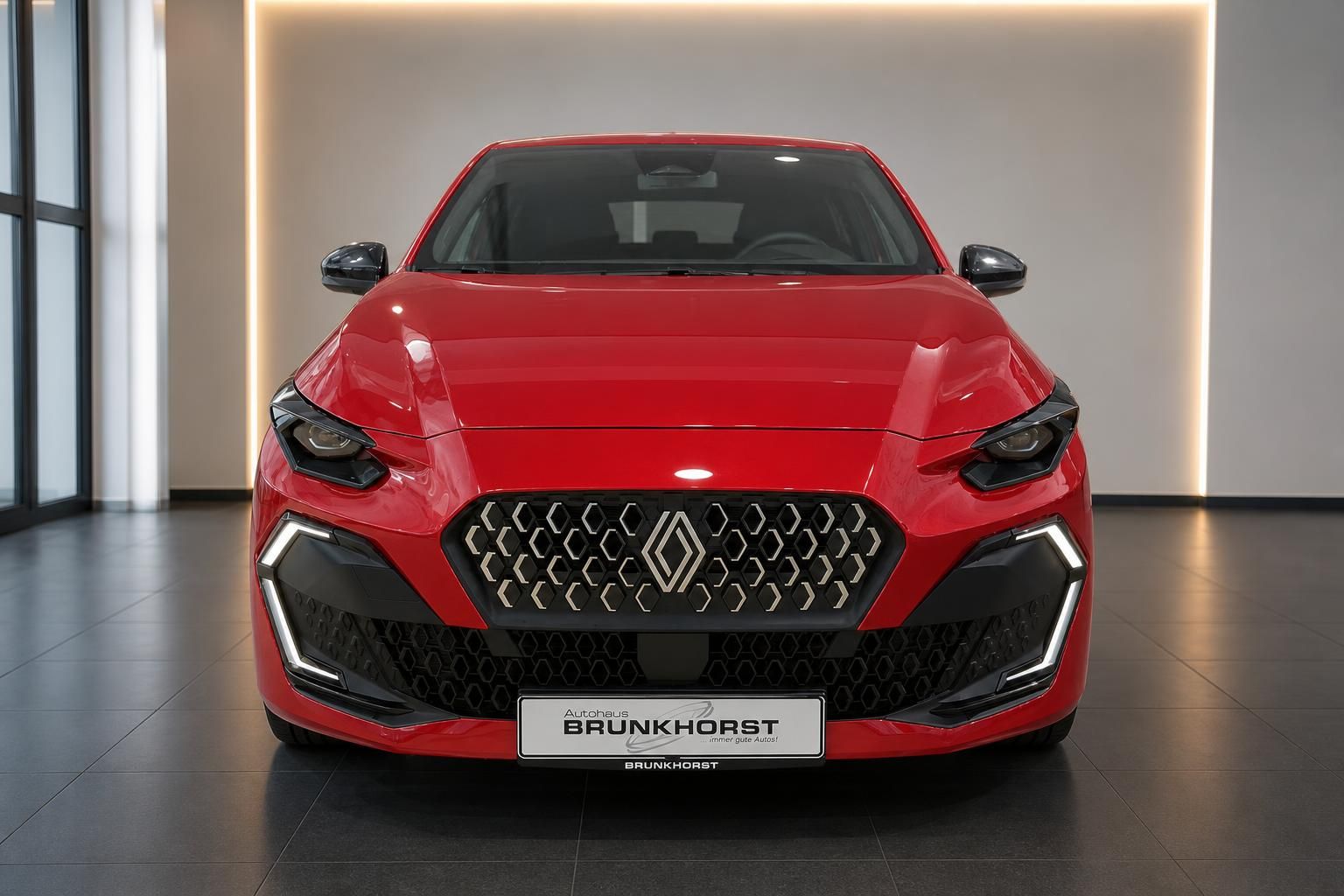 Renault Clio rot Frontansicht im Autohaus Brunkhorst Showroom
