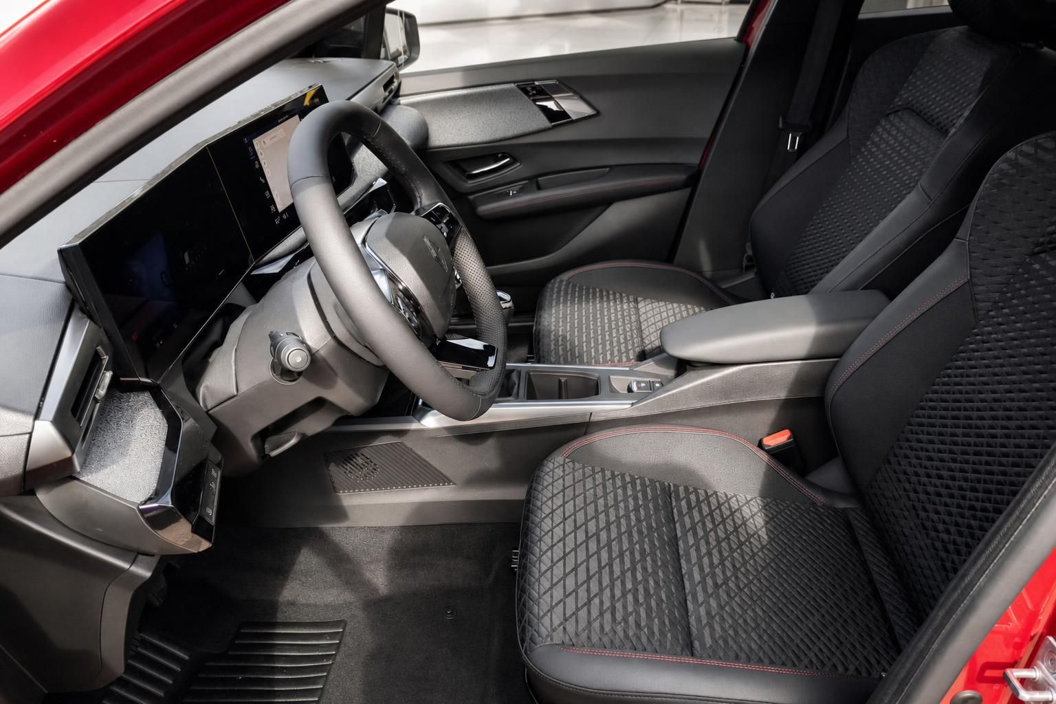 Renault Clio Innenraum Vordersitze und Cockpit Detailansicht