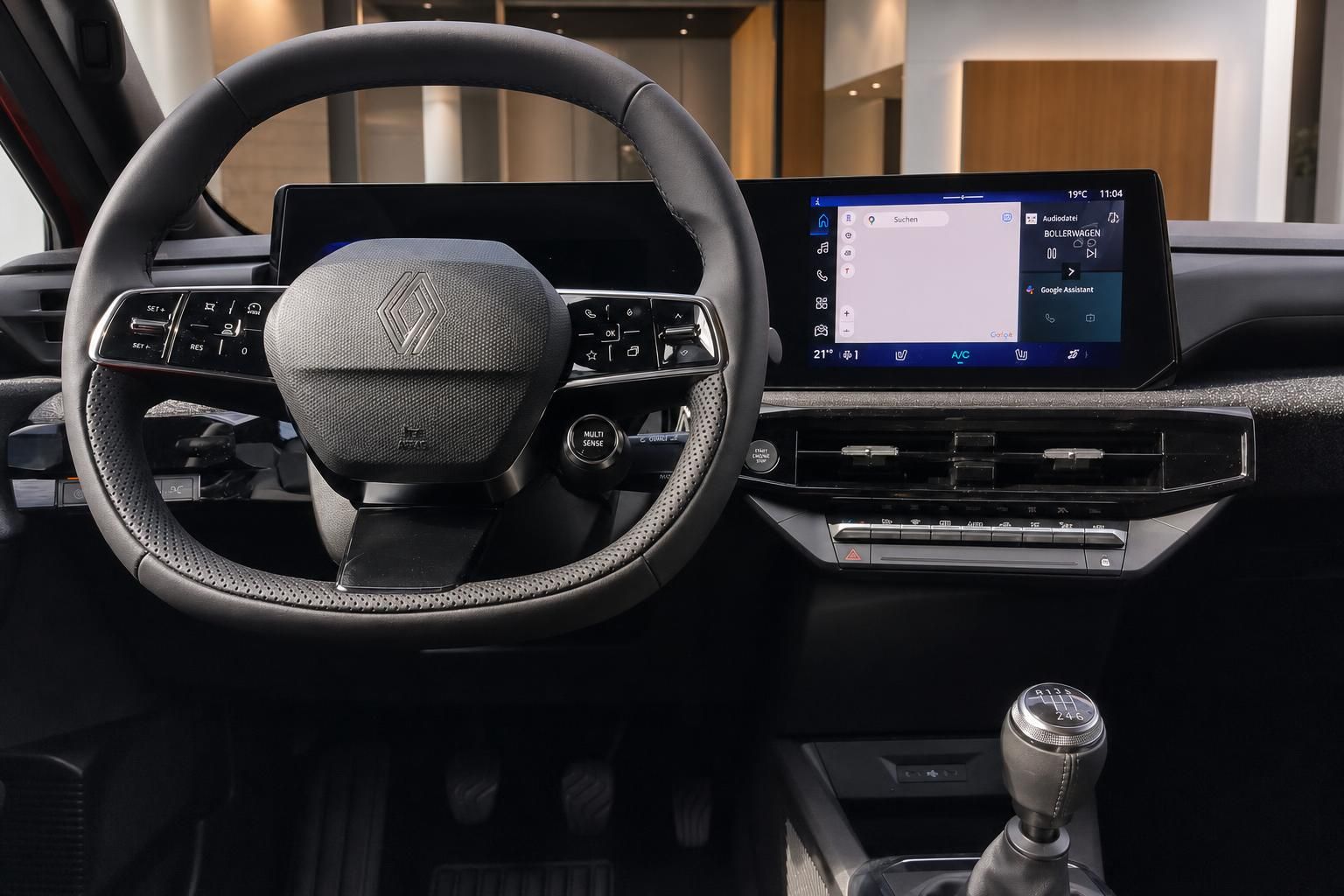 Renault Clio Cockpit Lenkrad und Infotainment Display