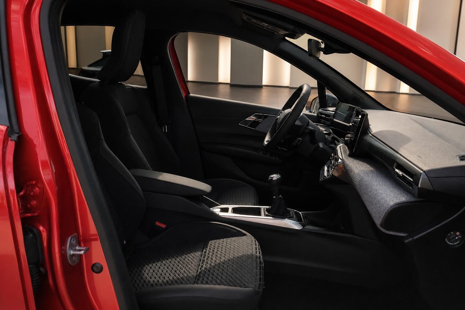 Innenraum mit Vordersitzen, Schaltung und Cockpit im roten Auto