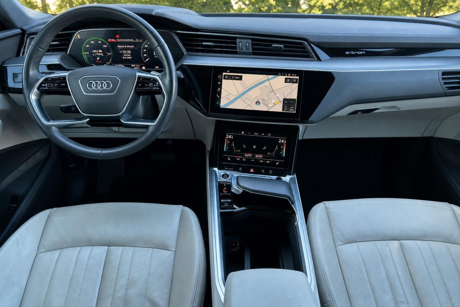 Audi e-tron Armaturenbrett mit digitalen Displays und heller Innenausstattung