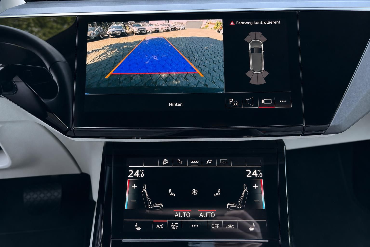 Infotainment-Display mit Rückfahrkamera und Klimaautomatik-Bedienfeld