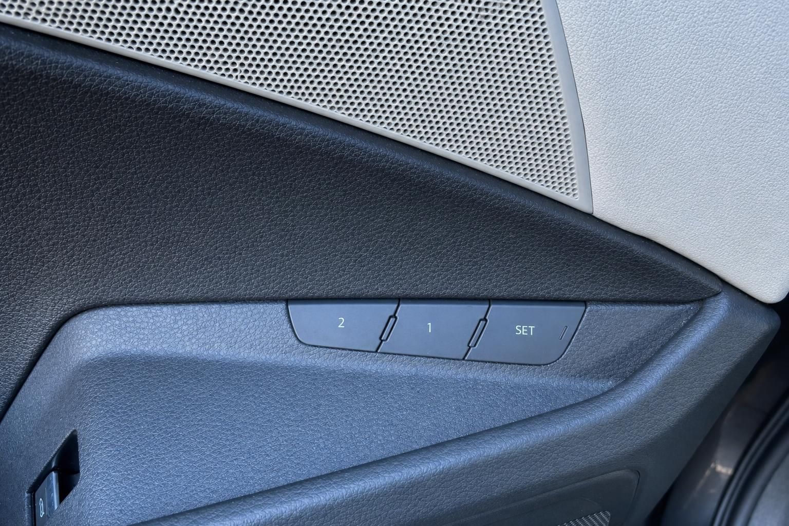 Fahrzeug-Innenraum Detailaufnahme mit Speichertasten und Lautsprecher-Gitter