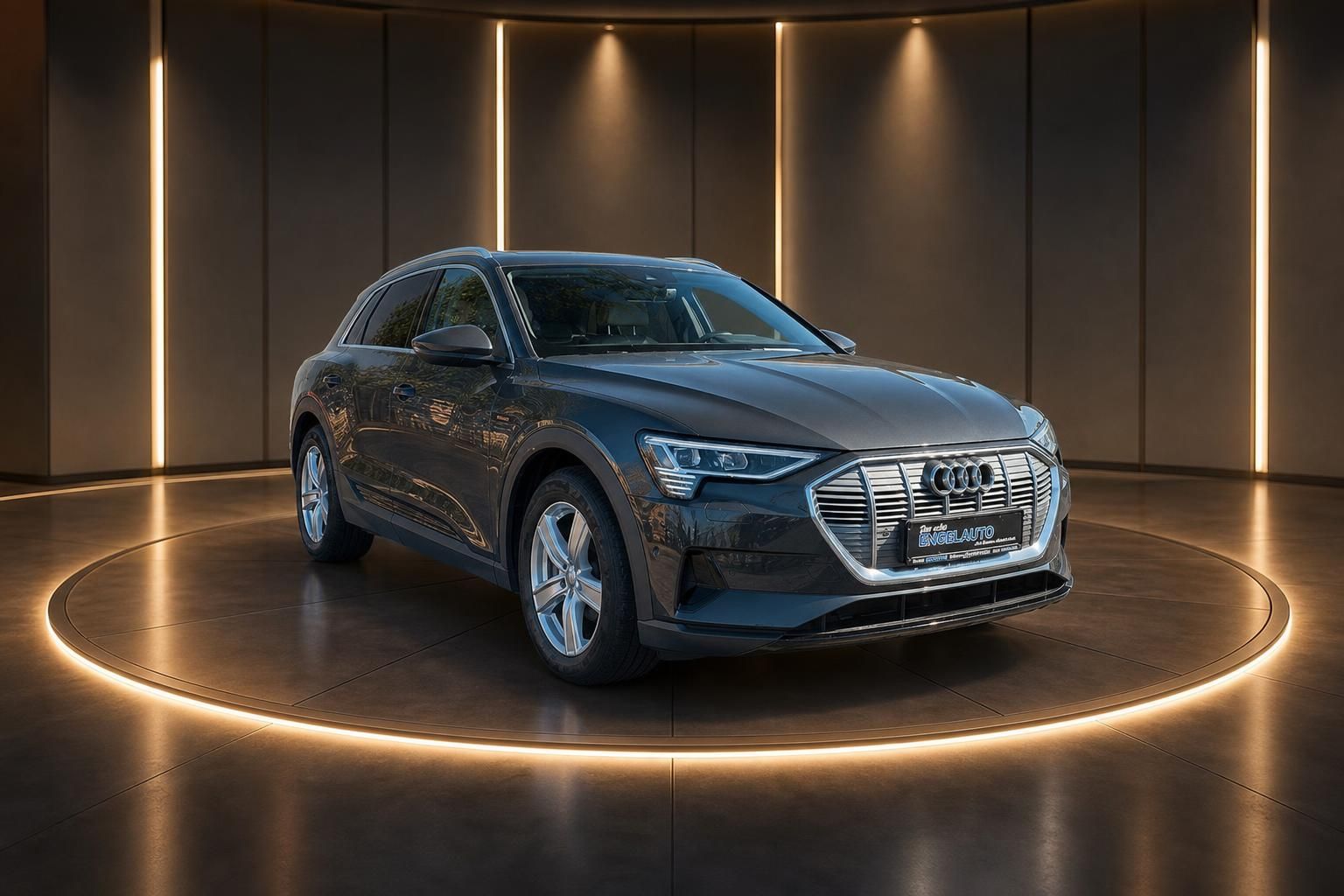Audi e-tron Elektro-SUV Schrägansicht von vorne, graue Metallic-Lackierung