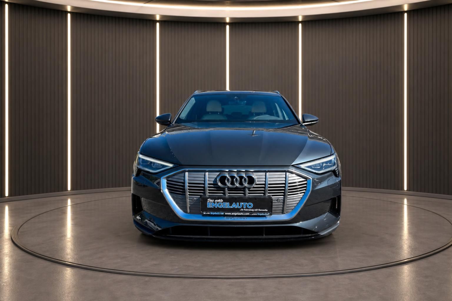Audi e-tron SUV Frontansicht mit charakteristischem Grill und LED-Scheinwerfern