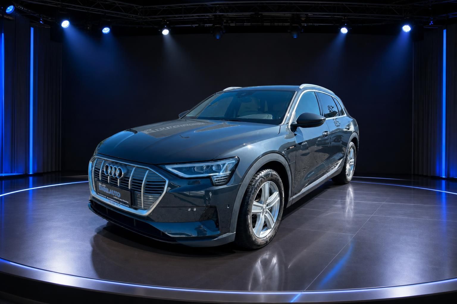 Audi e-tron Elektro-SUV Frontansicht, graue Lackierung mit LED-Scheinwerfern
