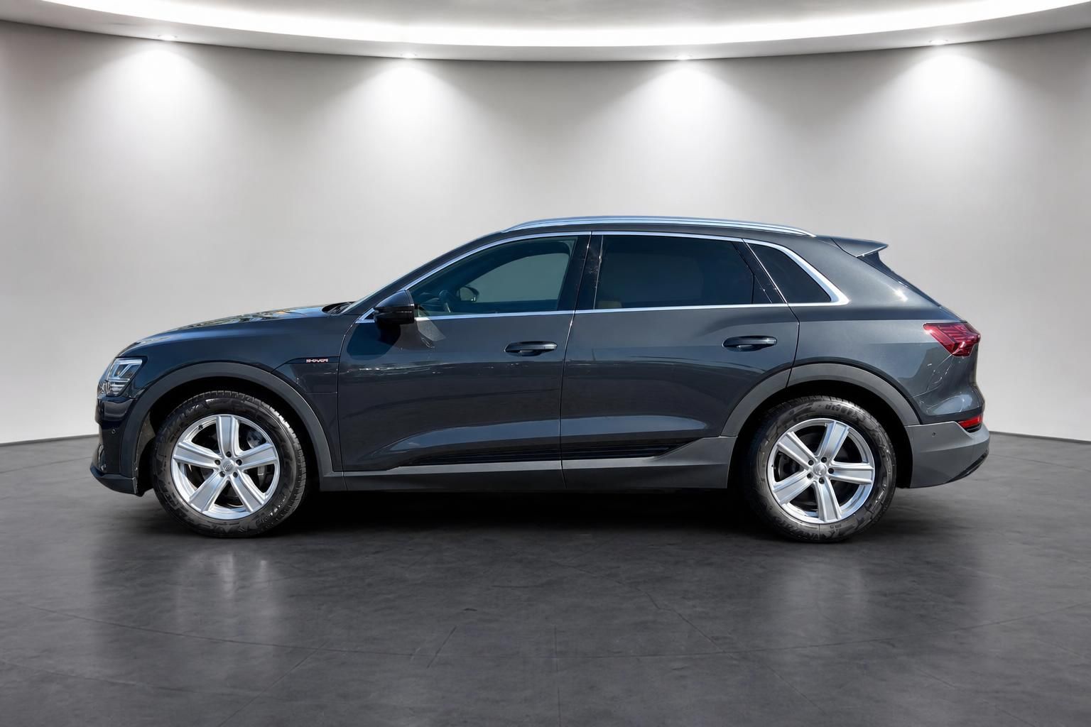 Audi e-tron SUV in grauer Metallic-Lackierung, Seitenansicht mit Alufelgen