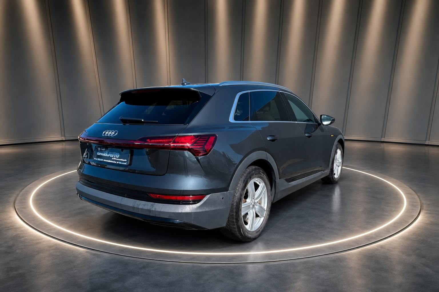 Audi e-tron SUV Heckansicht in grau, LED-Rückleuchten und Heckklappe