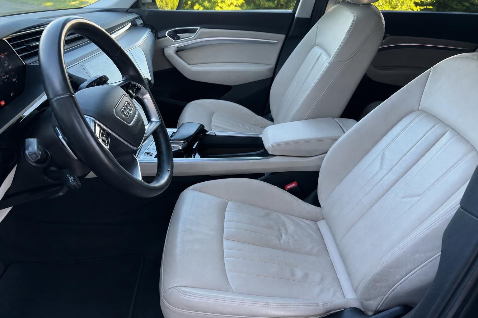 Audi e-tron Innenraum Vordersitze hellgraues Leder mit Lenkrad und Armaturenbrett