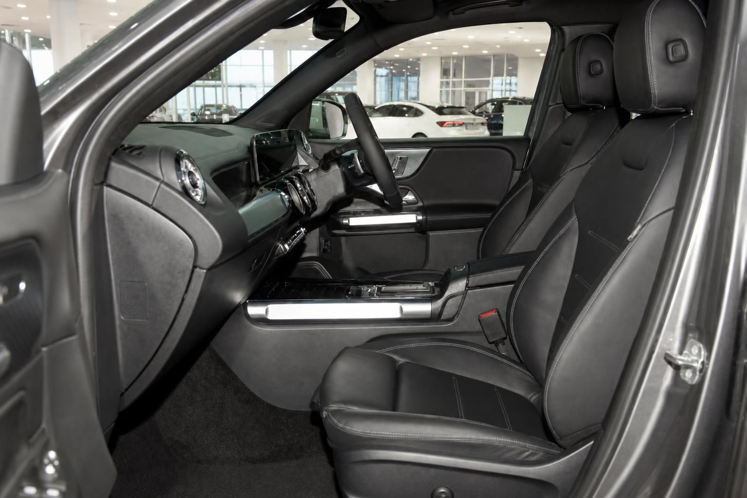 Mercedes-Benz GLB Innenraum mit schwarzen Ledersitzen und Cockpit