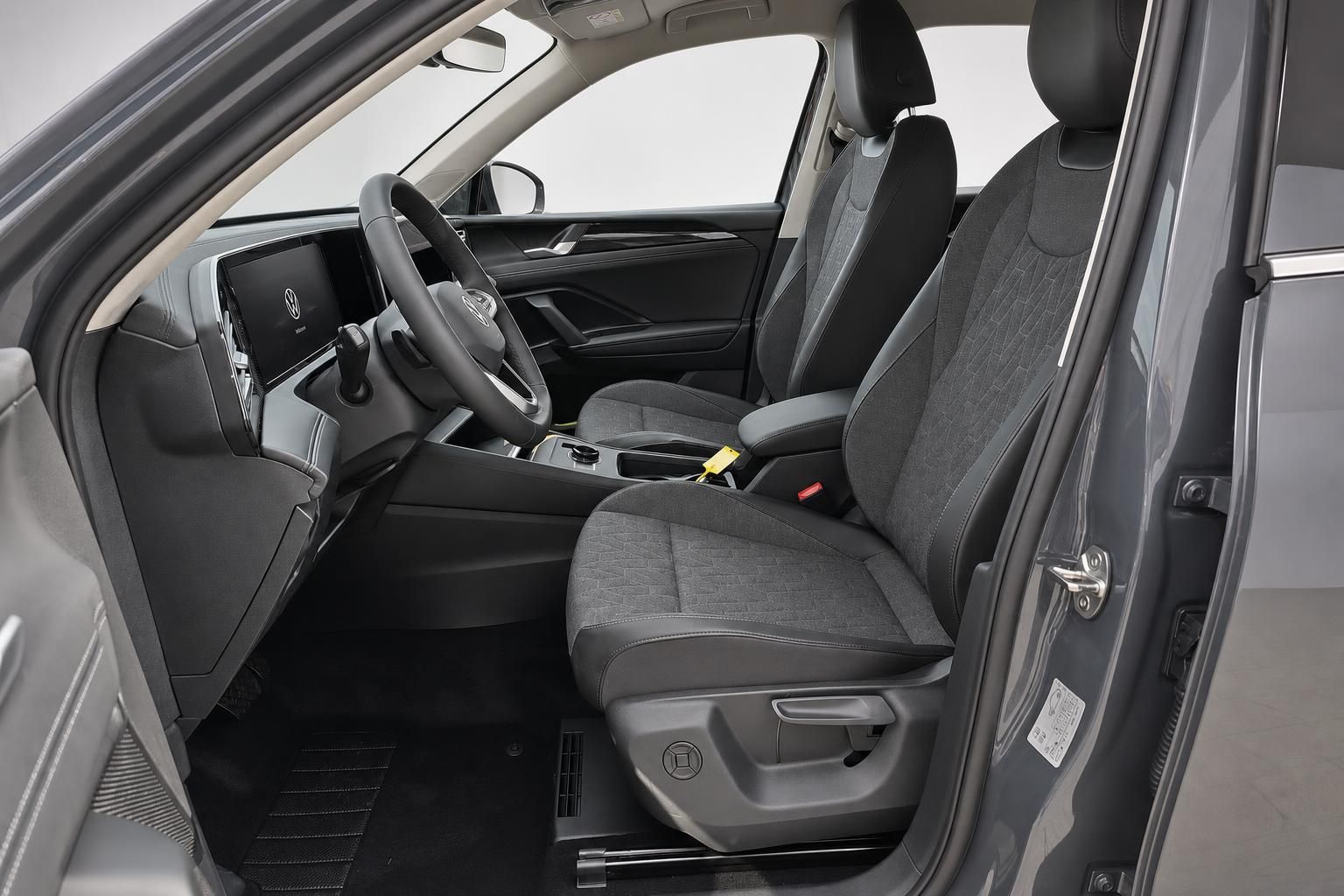 VW Tiguan Fahrerraum mit Lenkrad, Sitzen und Infotainment-Display