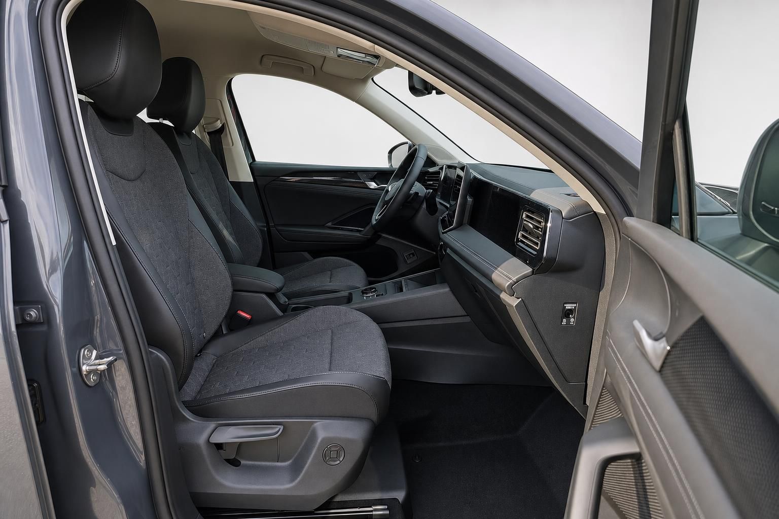VW Tiguan Innenraum Vordersitze und Cockpit Ansicht durch Fahrertür