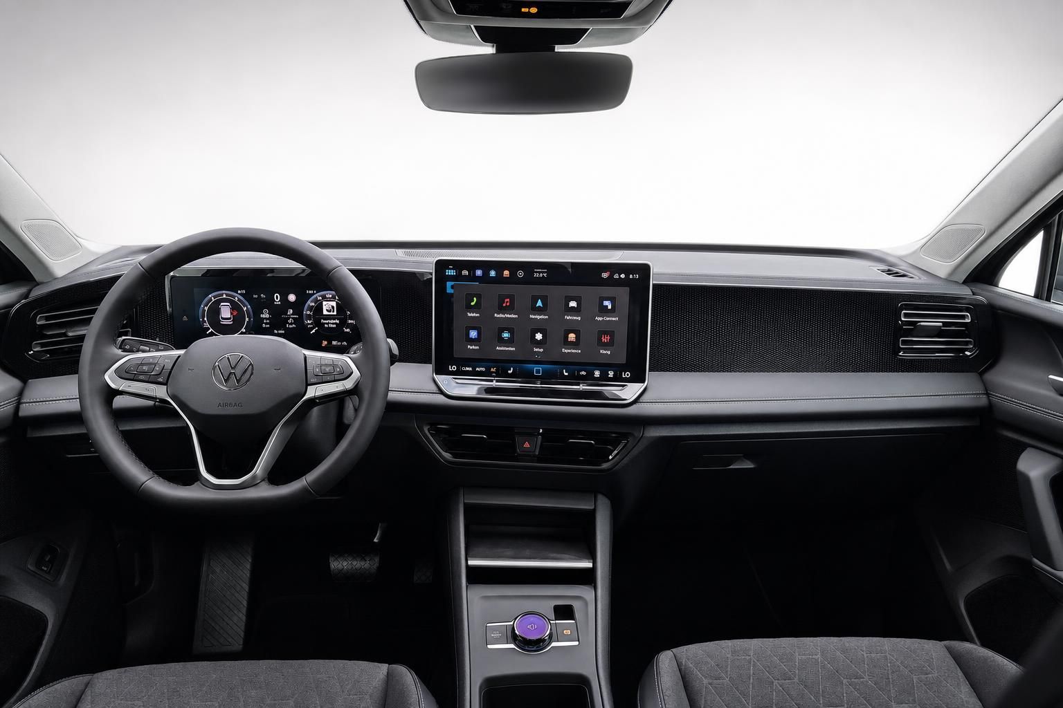 VW Cockpit mit Lenkrad und digitalem Infotainment-Display
