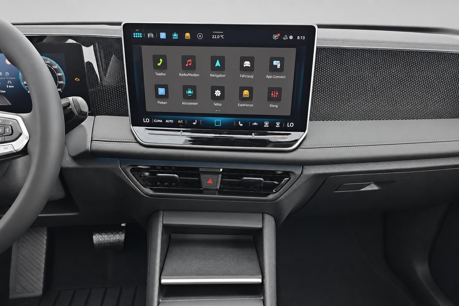 Nahaufnahme des Touchscreen-Infotainmentsystems im VW Interieur