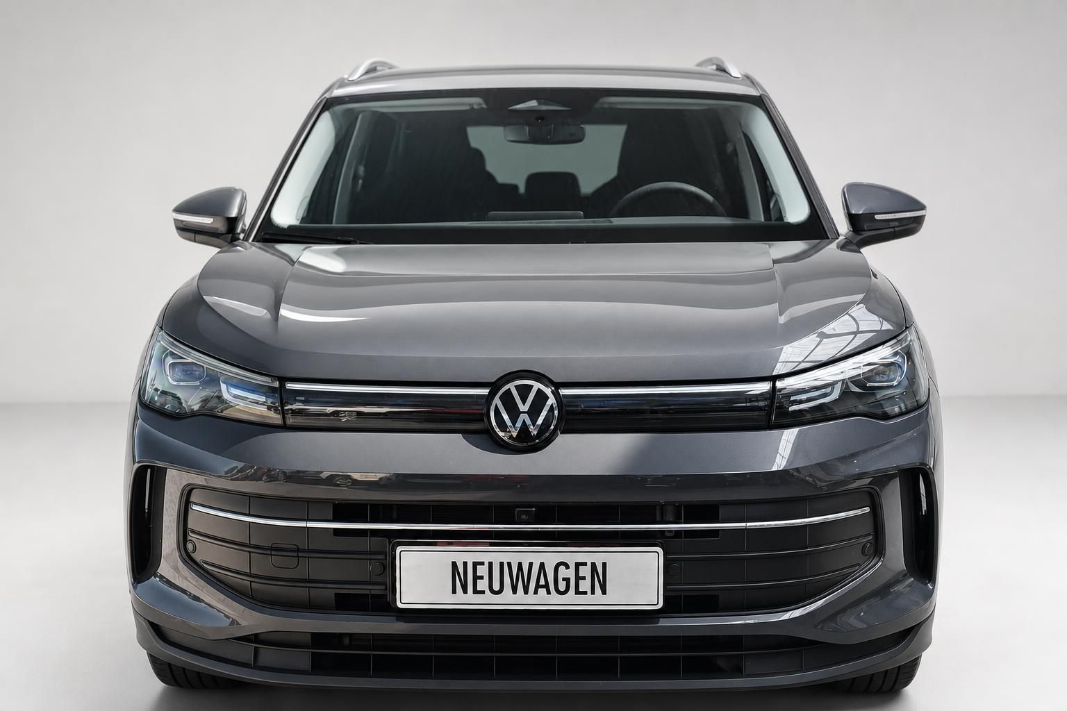 VW Tiguan grau Frontansicht mit Kennzeichen Neuwagen