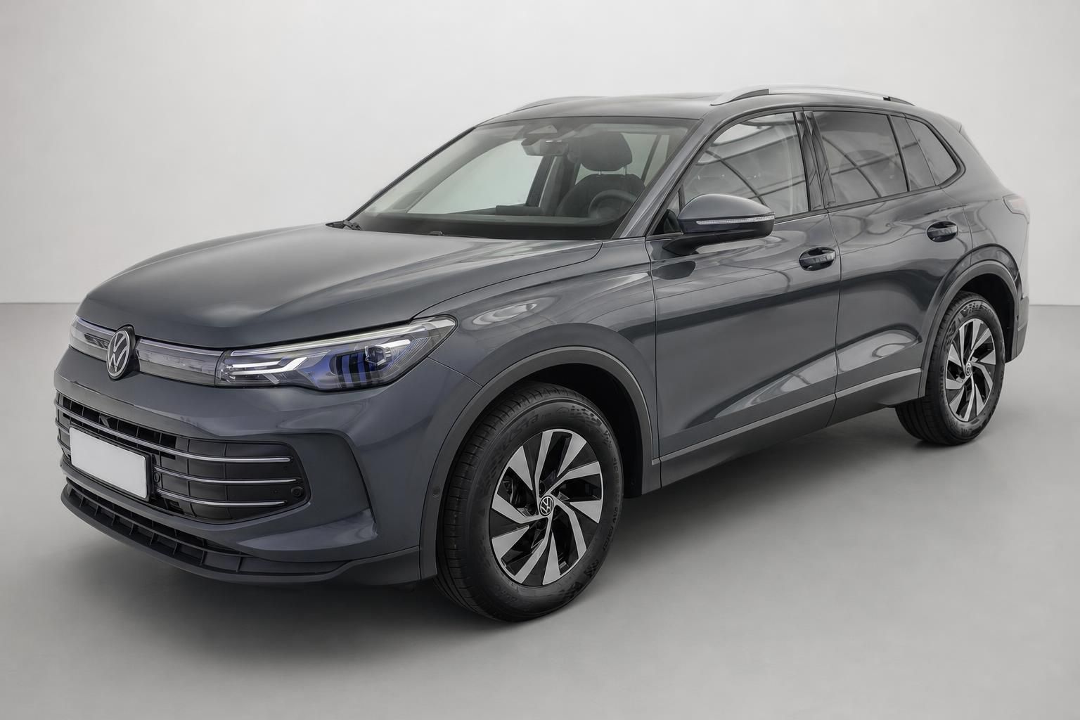 VW Tiguan grau Frontansicht schräg im Studio