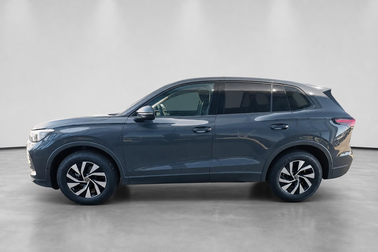 VW Tiguan grau Seitenansicht im Fotostudio