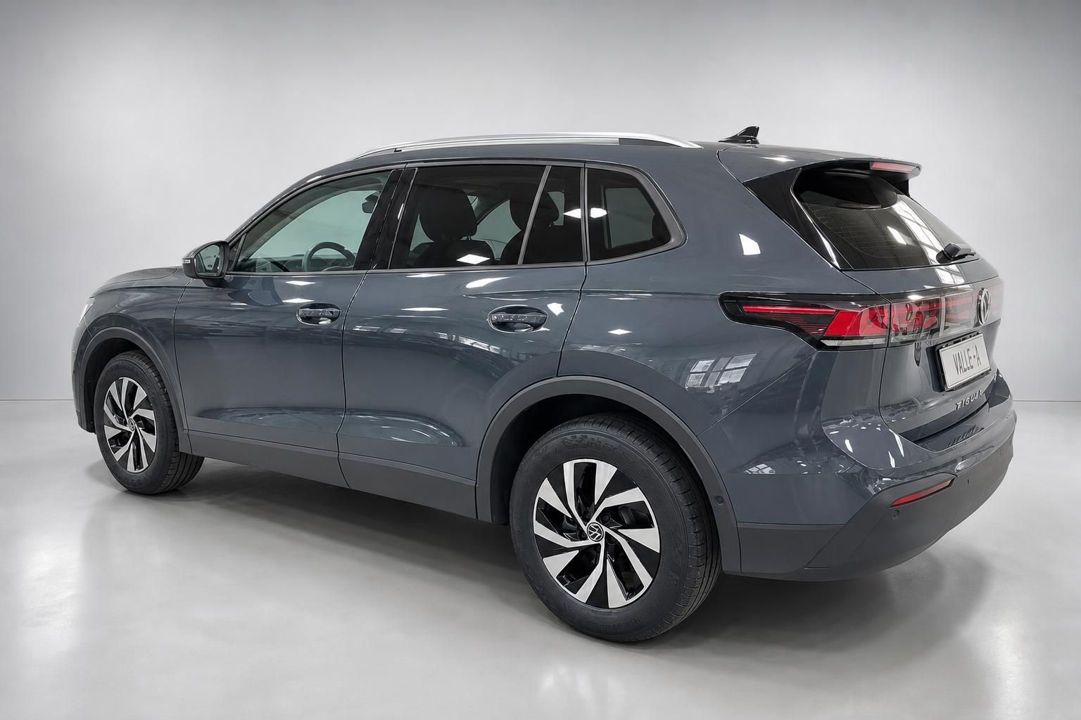 VW Tiguan grau Heckansicht schräg von hinten