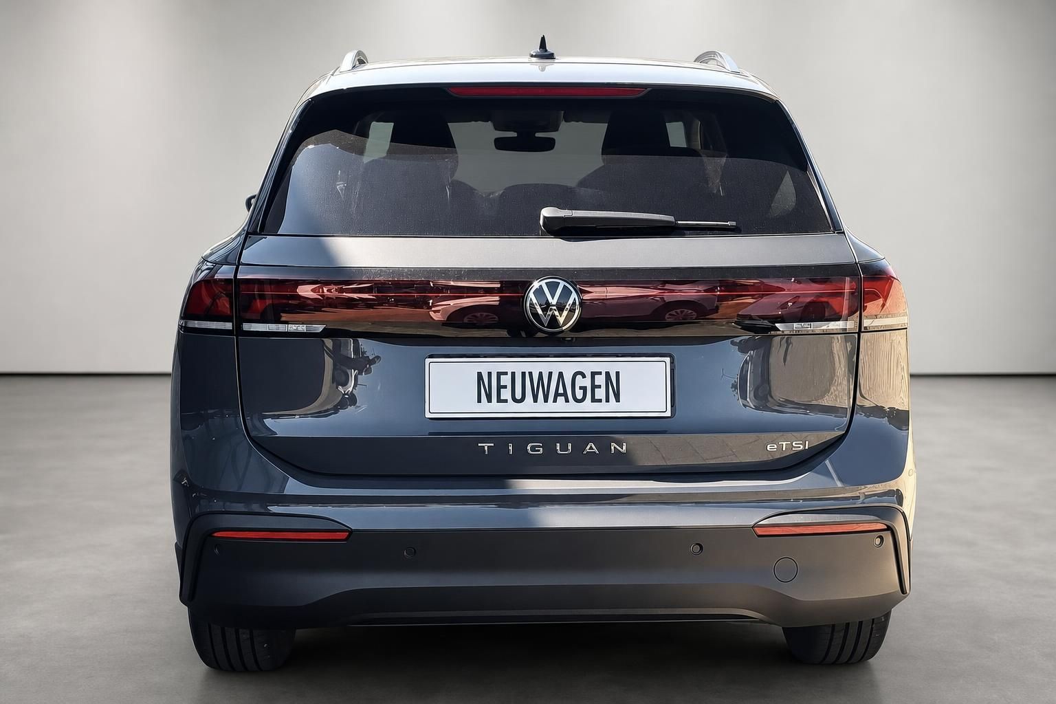 VW Tiguan eTSI Heckansicht in Studioaufnahme mit LED-Rückleuchten
