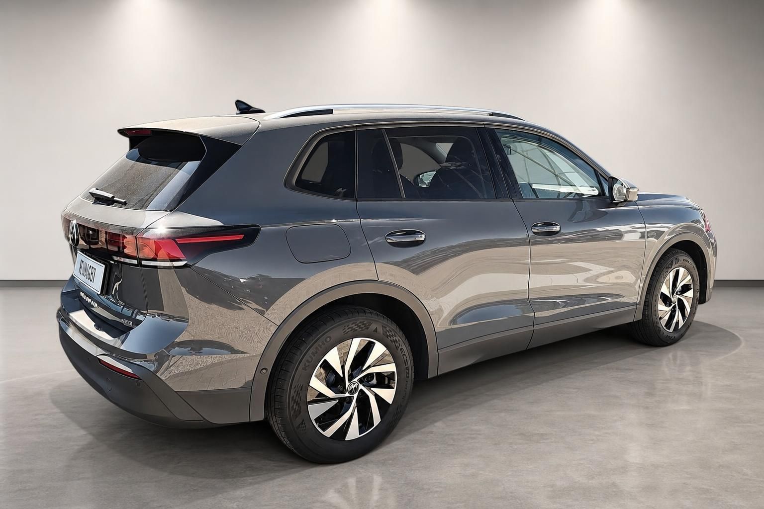 VW Tiguan grau Seitenansicht hinten mit Panoramadach im Studio