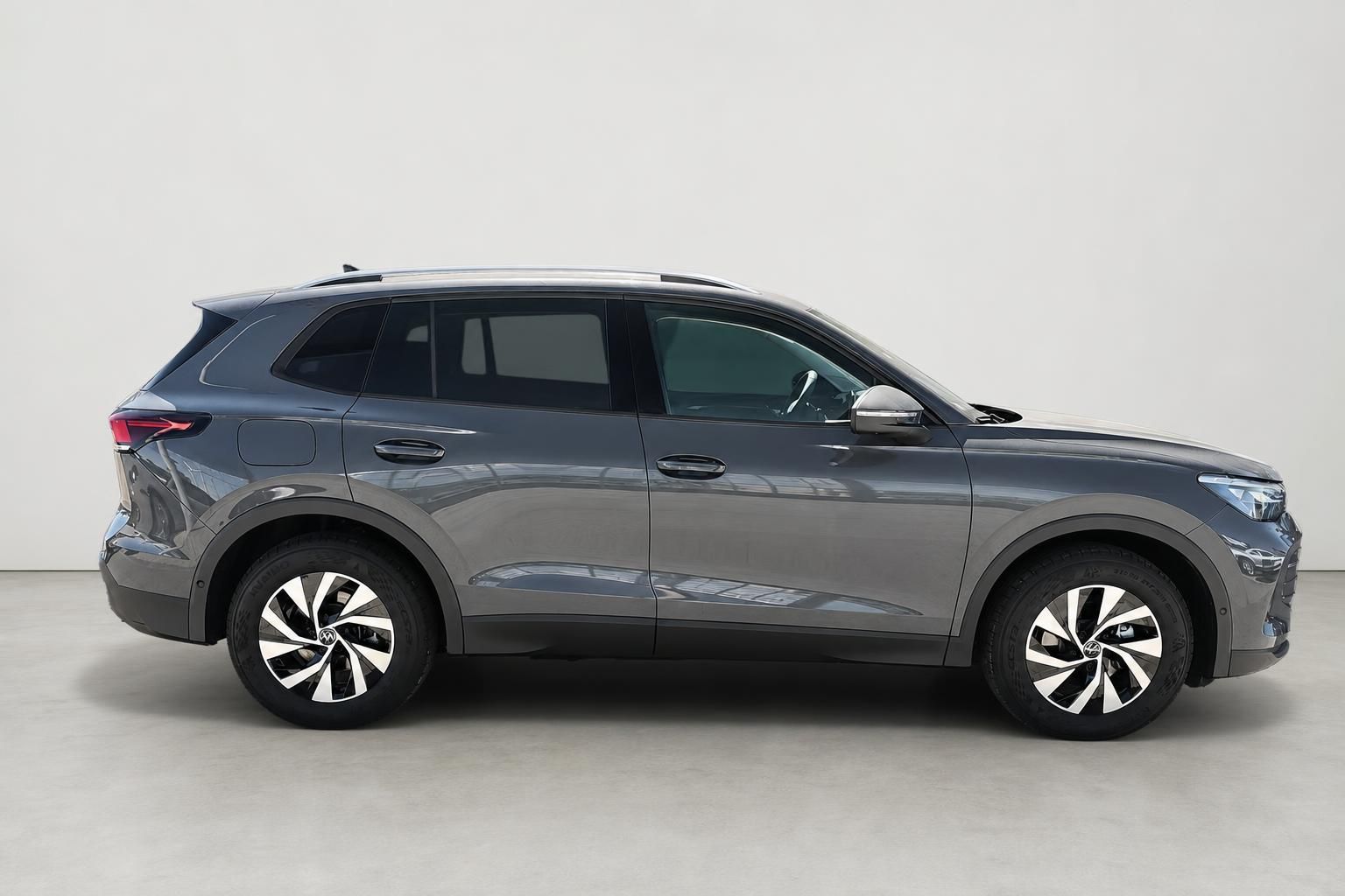 VW Tiguan Seitenansicht in Grau mit Leichtmetallfelgen