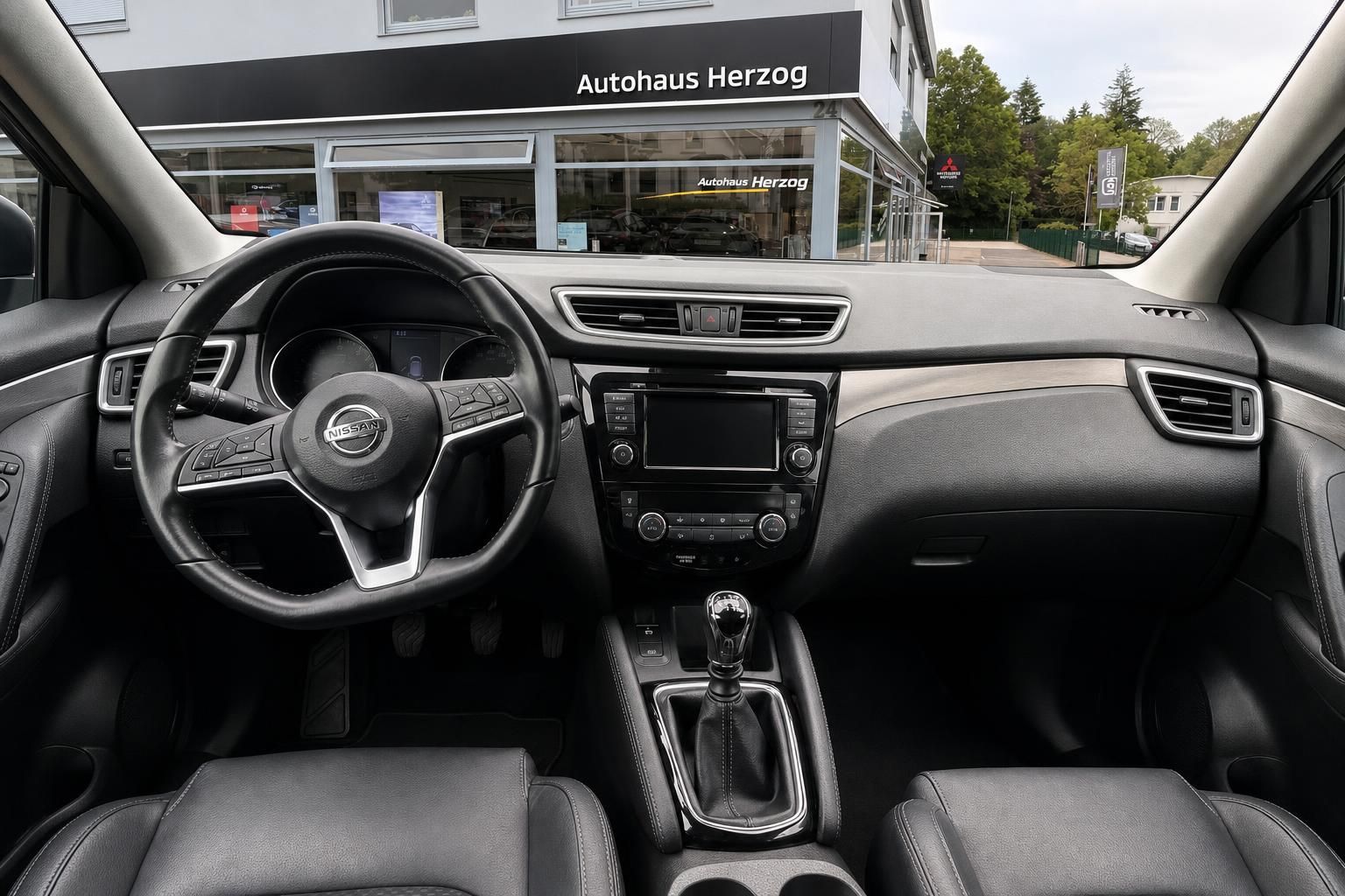 Nissan Qashqai Cockpit mit Lenkrad und Mittelkonsole