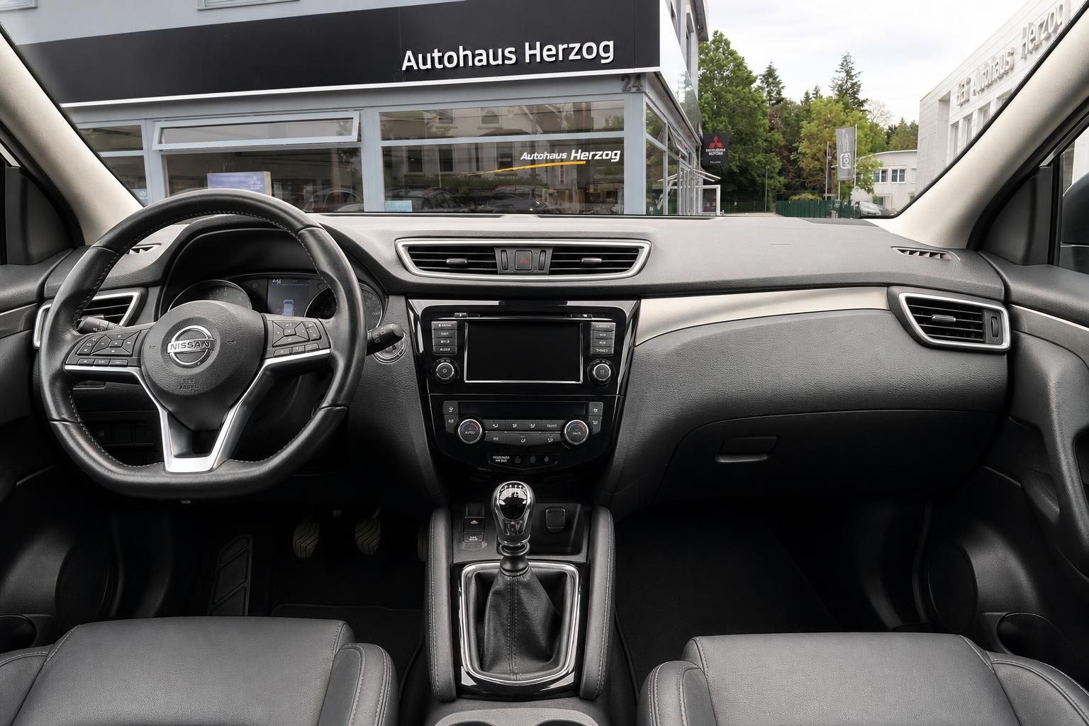 Nissan Qashqai Cockpit mit Lederlenkrad und Navigationssystem beim Autohaus Herzog