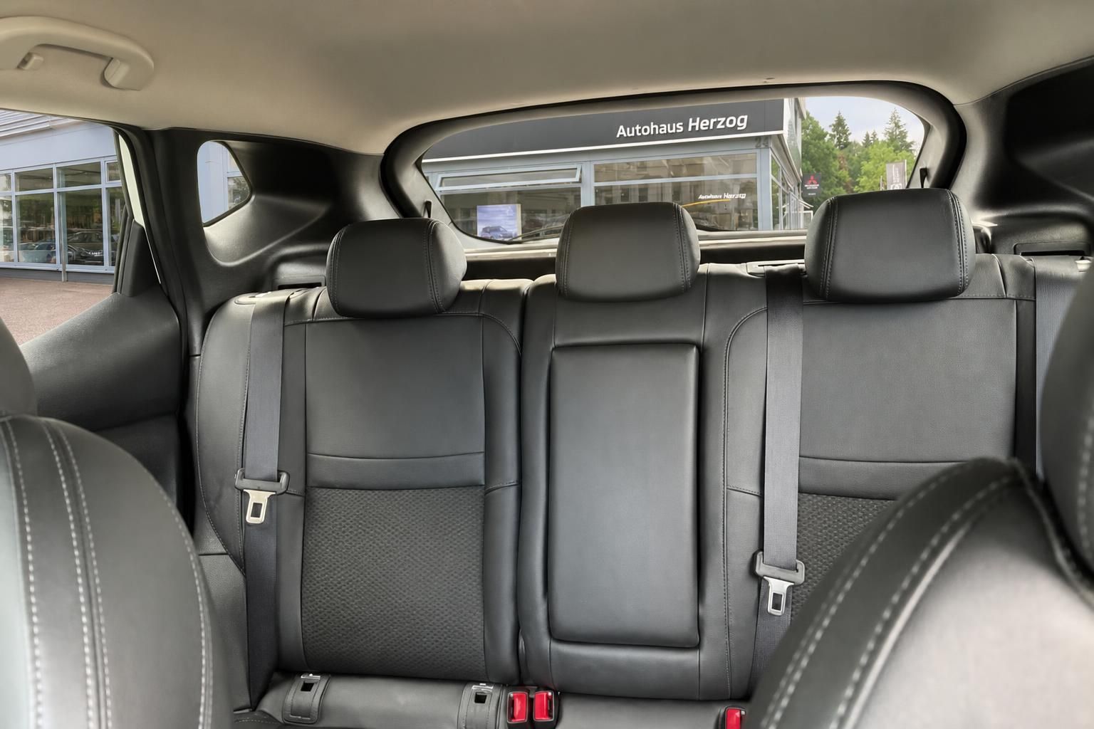 Nissan Qashqai Rücksitze mit schwarzem Lederbezug und Kopfstützen im Detail
