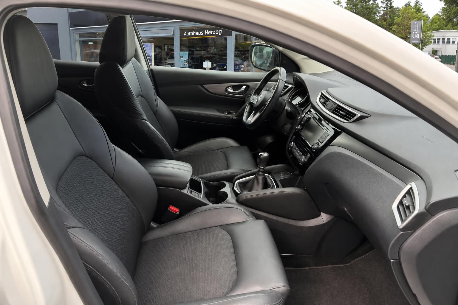 Nissan Qashqai Innenraum Frontsitze und Cockpit mit Schaltknauf im Detail