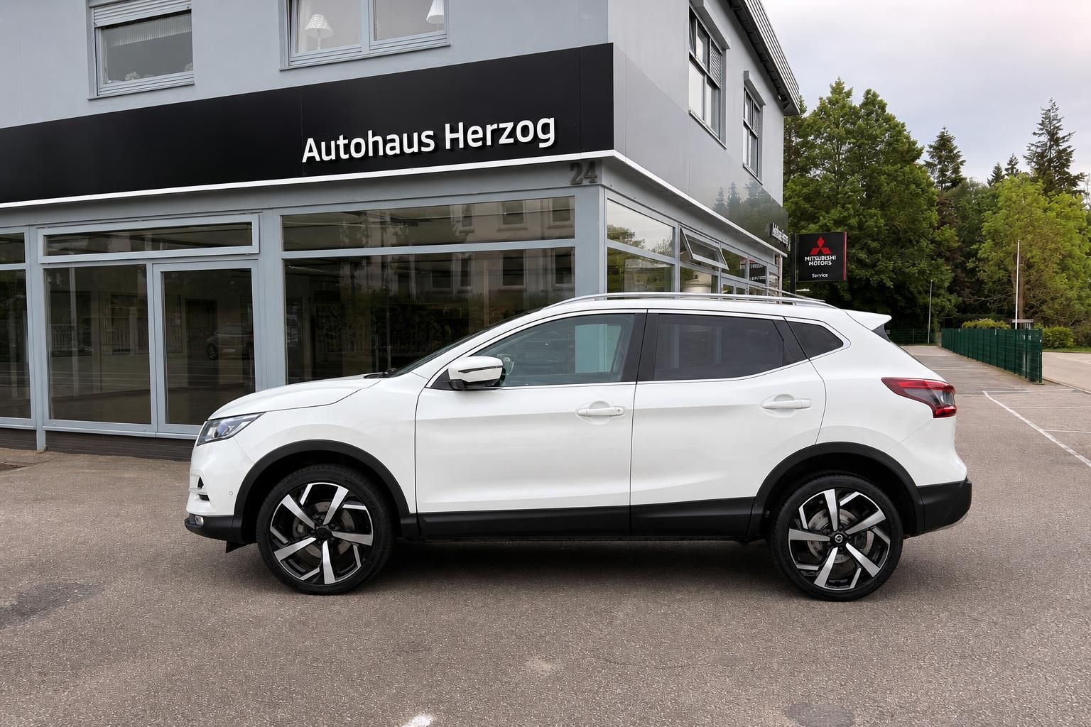 Nissan Qashqai weiß Seitenansicht mit Alufelgen