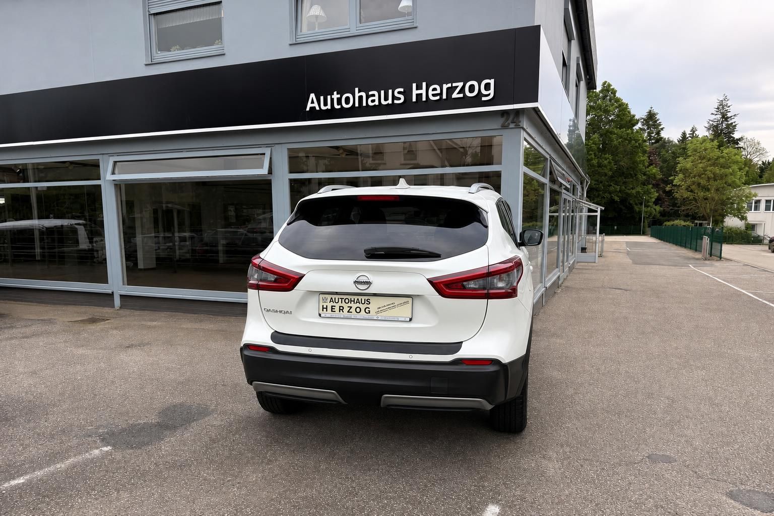 Nissan Qashqai weiß Heckansicht beim Autohaus Herzog