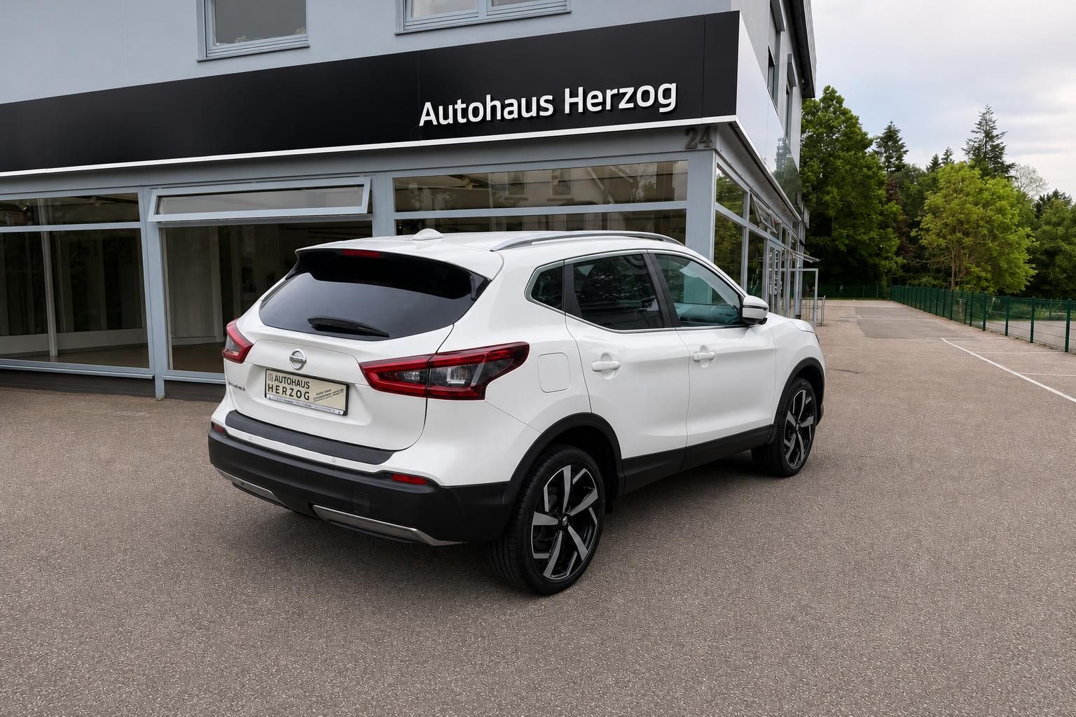 Nissan Qashqai weiß Heckansicht schräg von hinten