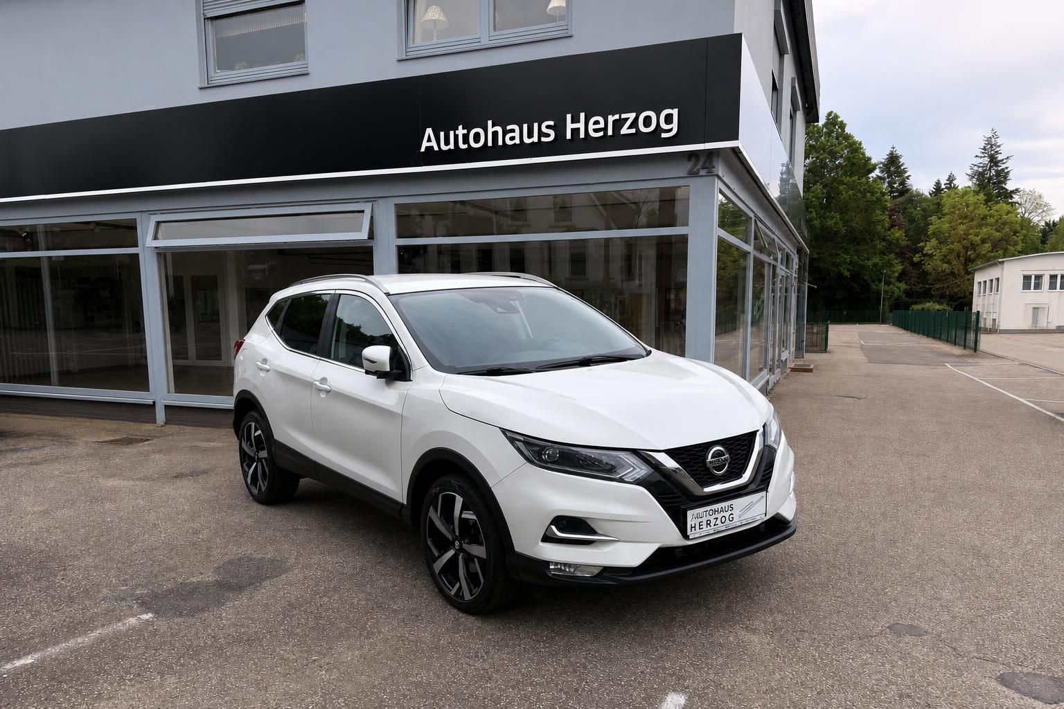 Nissan Qashqai weiß Frontansicht schräg beim Händler
