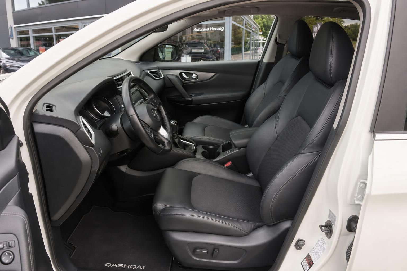 Nissan Qashqai Innenraum mit schwarzen Ledersitzen