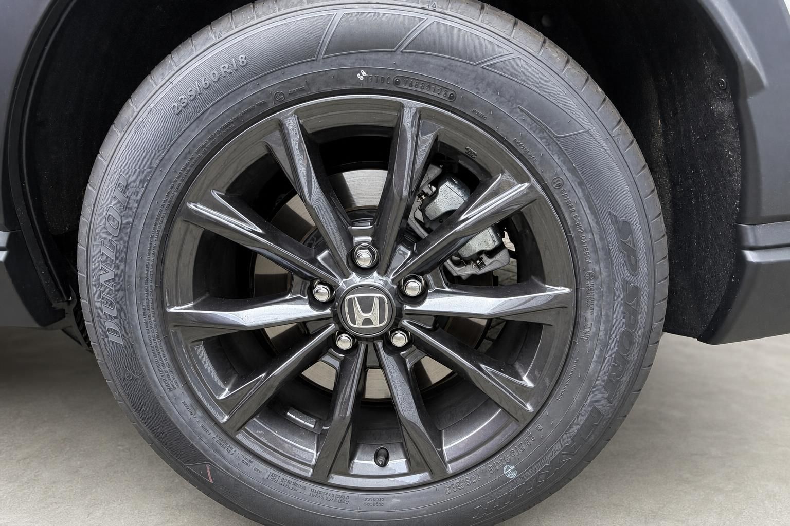Honda Felge mit Dunlop Reifen 235/60R18 im Detail